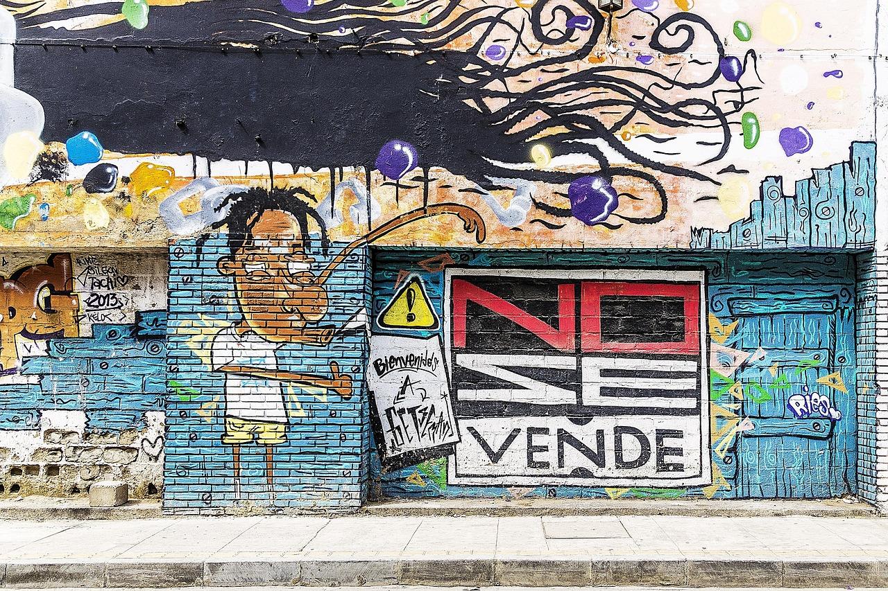 Kolorowy mural i graffiti z napisem "NO SE VENDE" na ścianie.