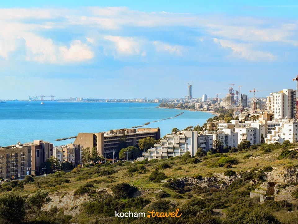 Panorama Limassol, miasto na Cyprze, wybrzeże, turkusowe morze, nowoczesna architektura.