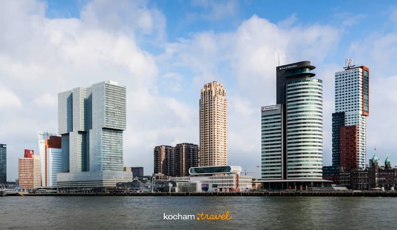 Panorama Rotterdamu, nowoczesne wieżowce nad rzeką w słoneczny dzień.