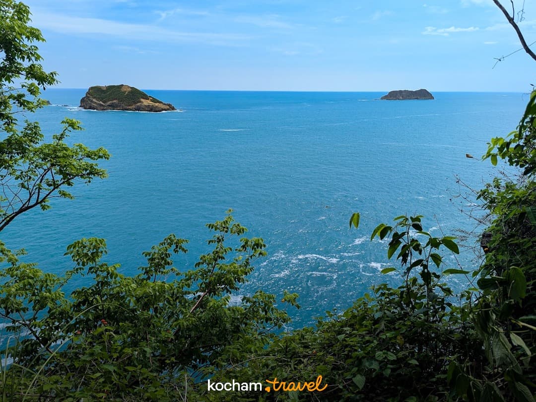 Panoramiczny widok na turkusowy ocean i skaliste wyspy z klifu.