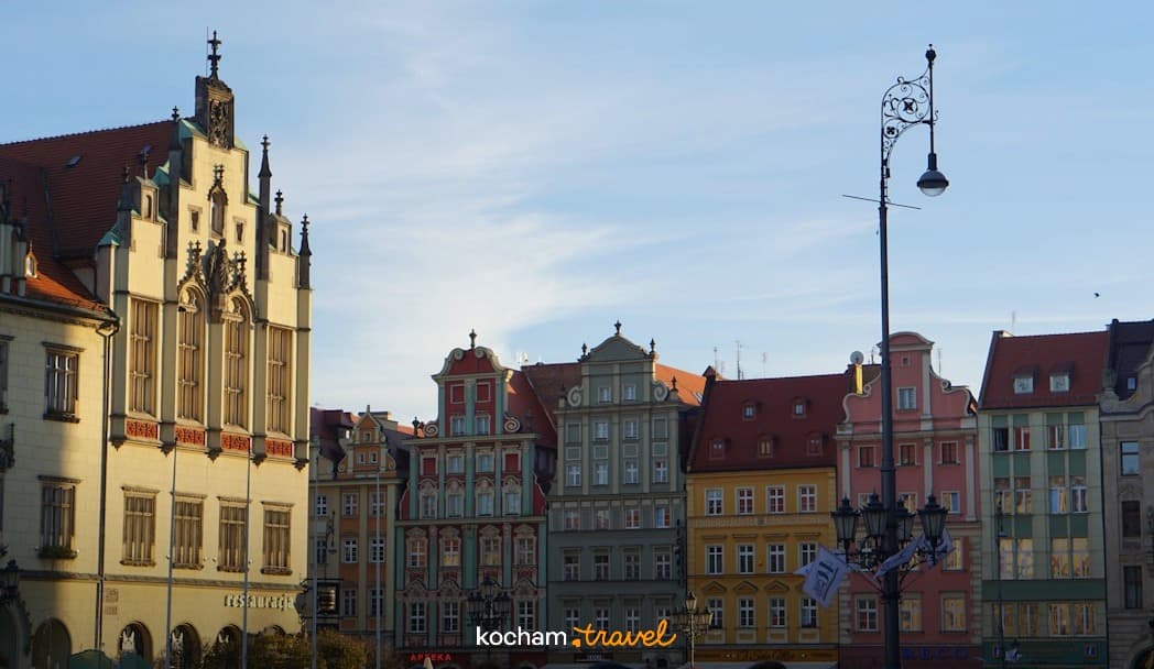 Rząd historycznych, kolorowych kamienic, europejska architektura miejska.