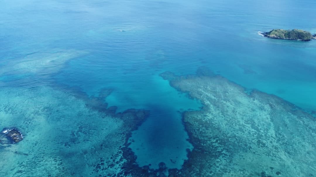 Turkusowy ocean, rafa koralowa, tropikalna wyspa, widok z lotu ptaka.