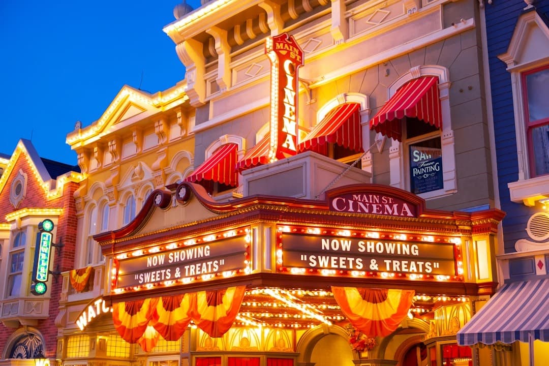 Oświetlona fasada kina Main Street Cinema wieczorem