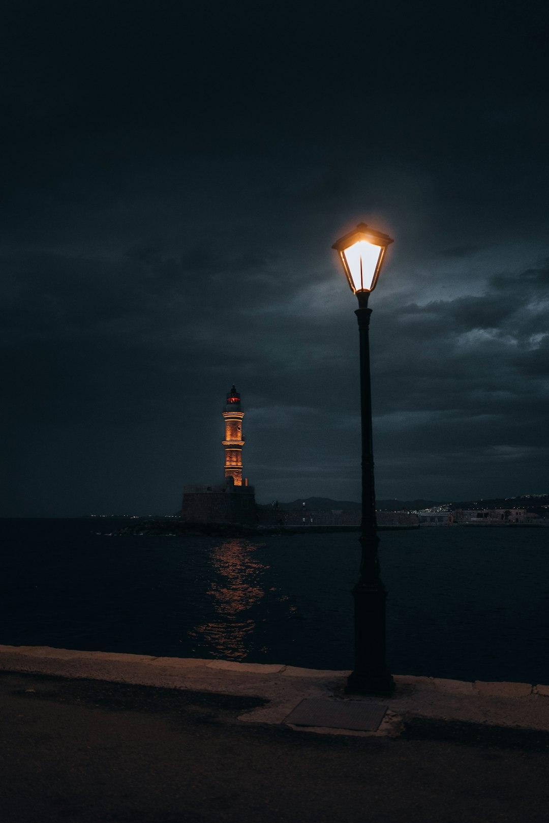 Latarnia morska w Chanii, Kreta, nocą, z lampą uliczną.