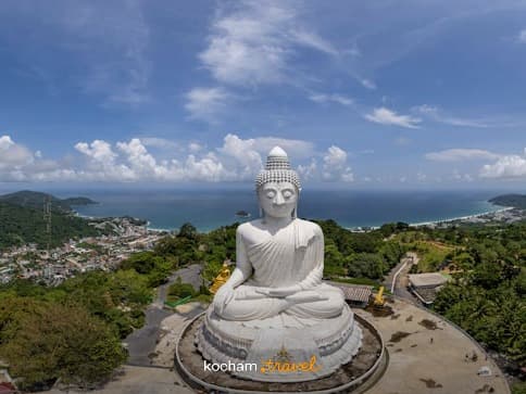 Panoramiczny widok na Wielkiego Buddę, morze, góry i miasto Phuket.