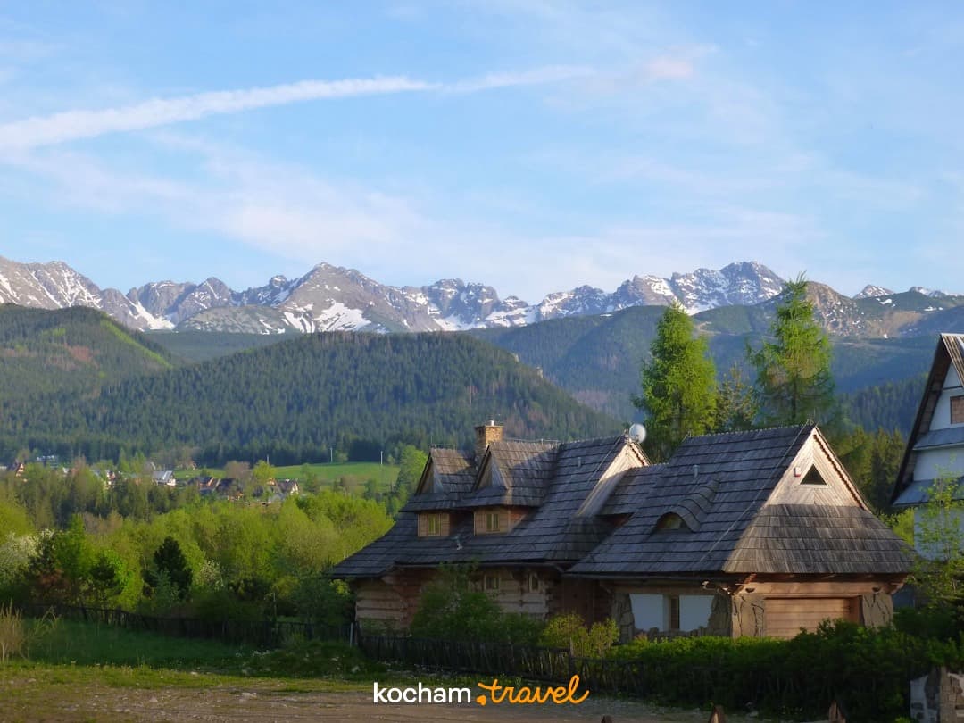 Tradycyjny drewniany dom góralski, Tatry, zielony górski krajobraz.