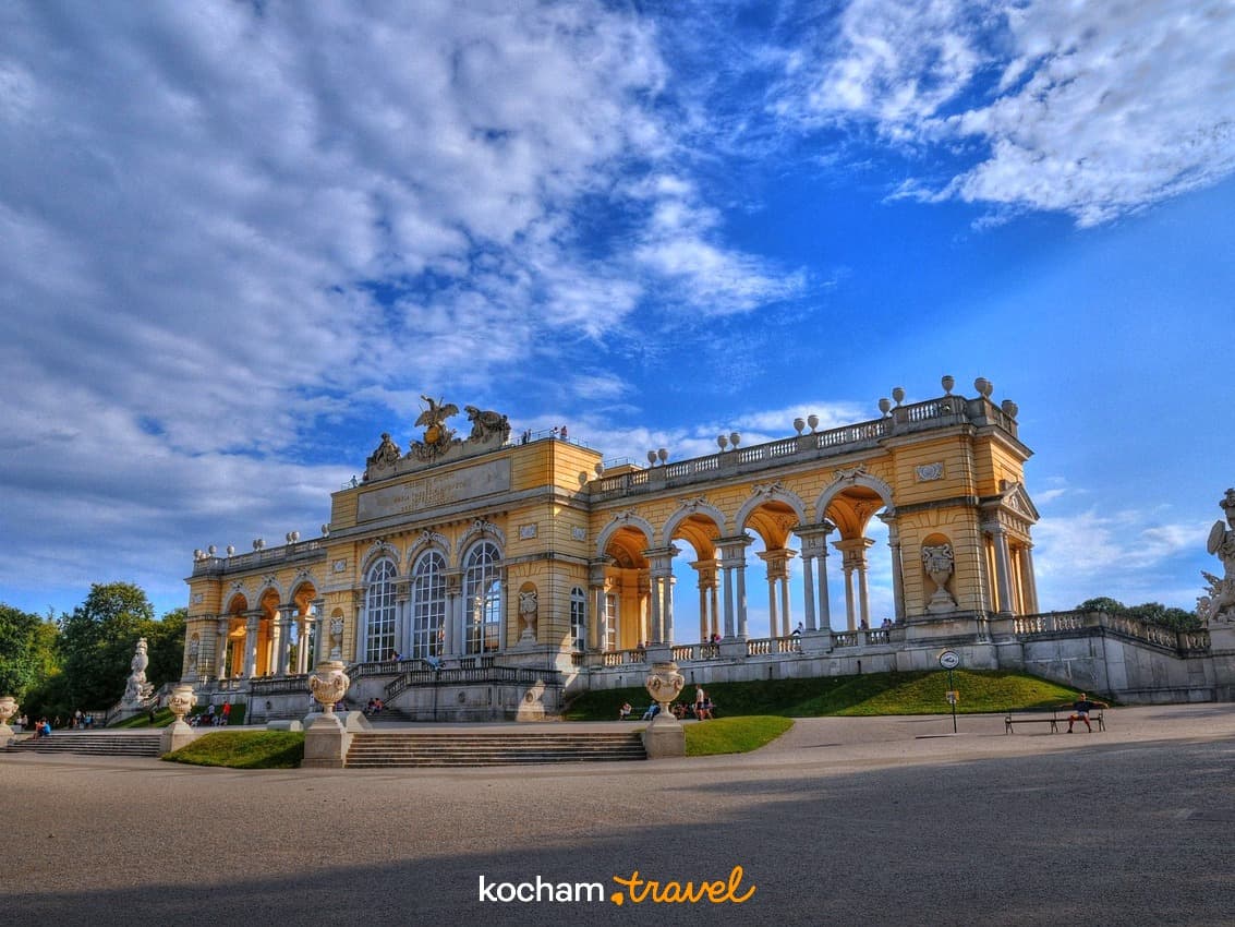Barokowa Gloriette w Ogrodach Schönbrunn, Wiedeń, słoneczny dzień.