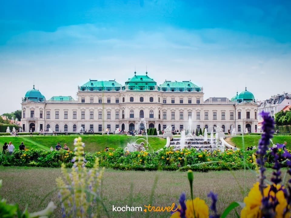 Elegancki Pałac Belvedere, zielone dachy, ogrody, fontanny, Wiedeń, słoneczny dzień.