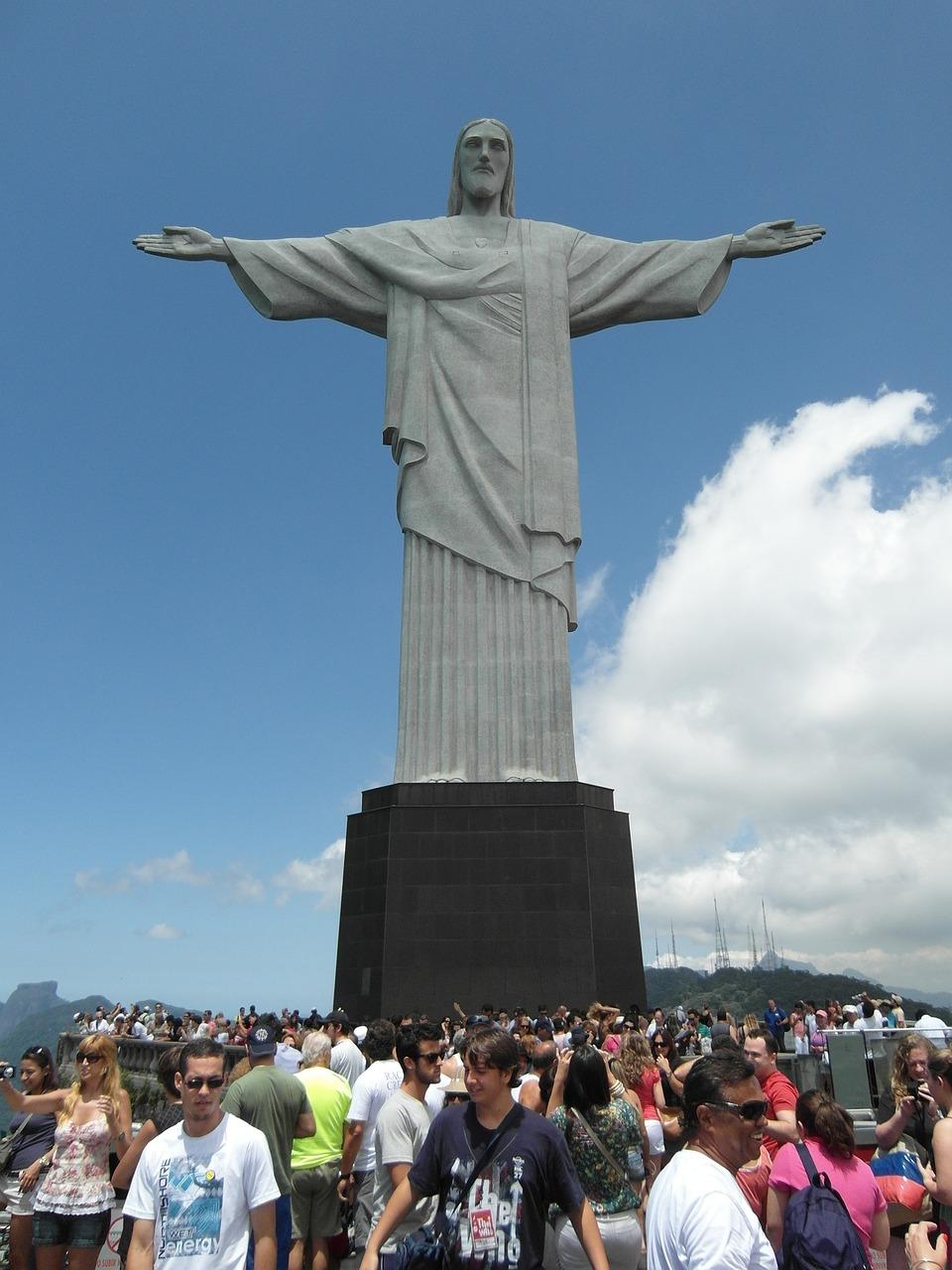 Widok na posąg Cristo Redentor z tłem miasta