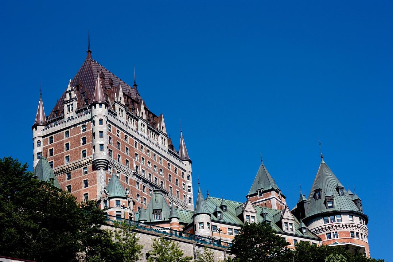 Zamek Château Frontenac z widokiem na rzekę
