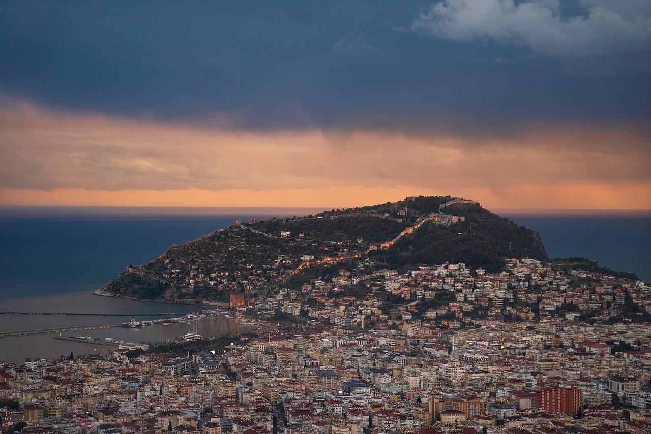 Zamek Alanya Kalesi na tle nieba