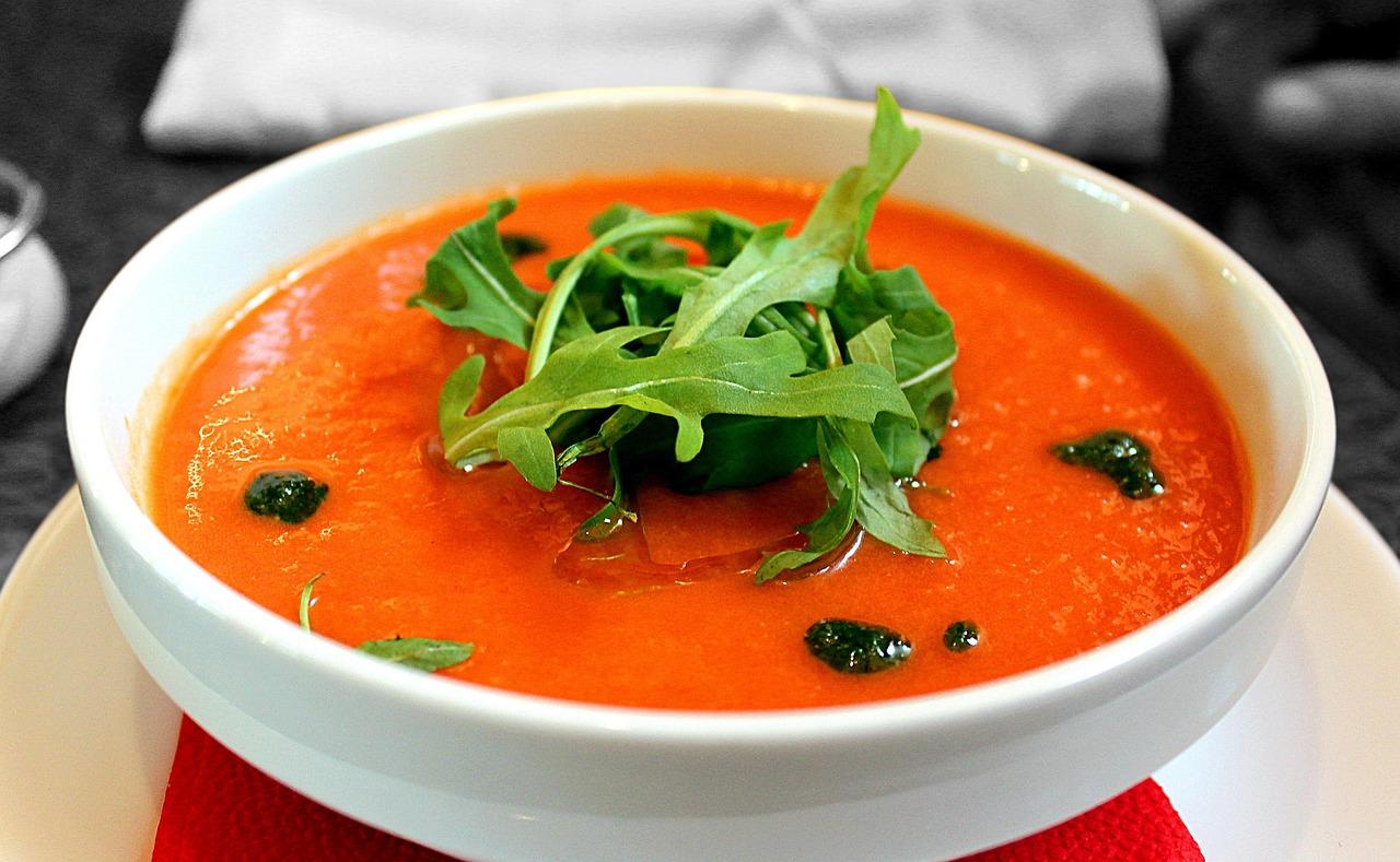 Orzeźwiające gazpacho podane w miseczce