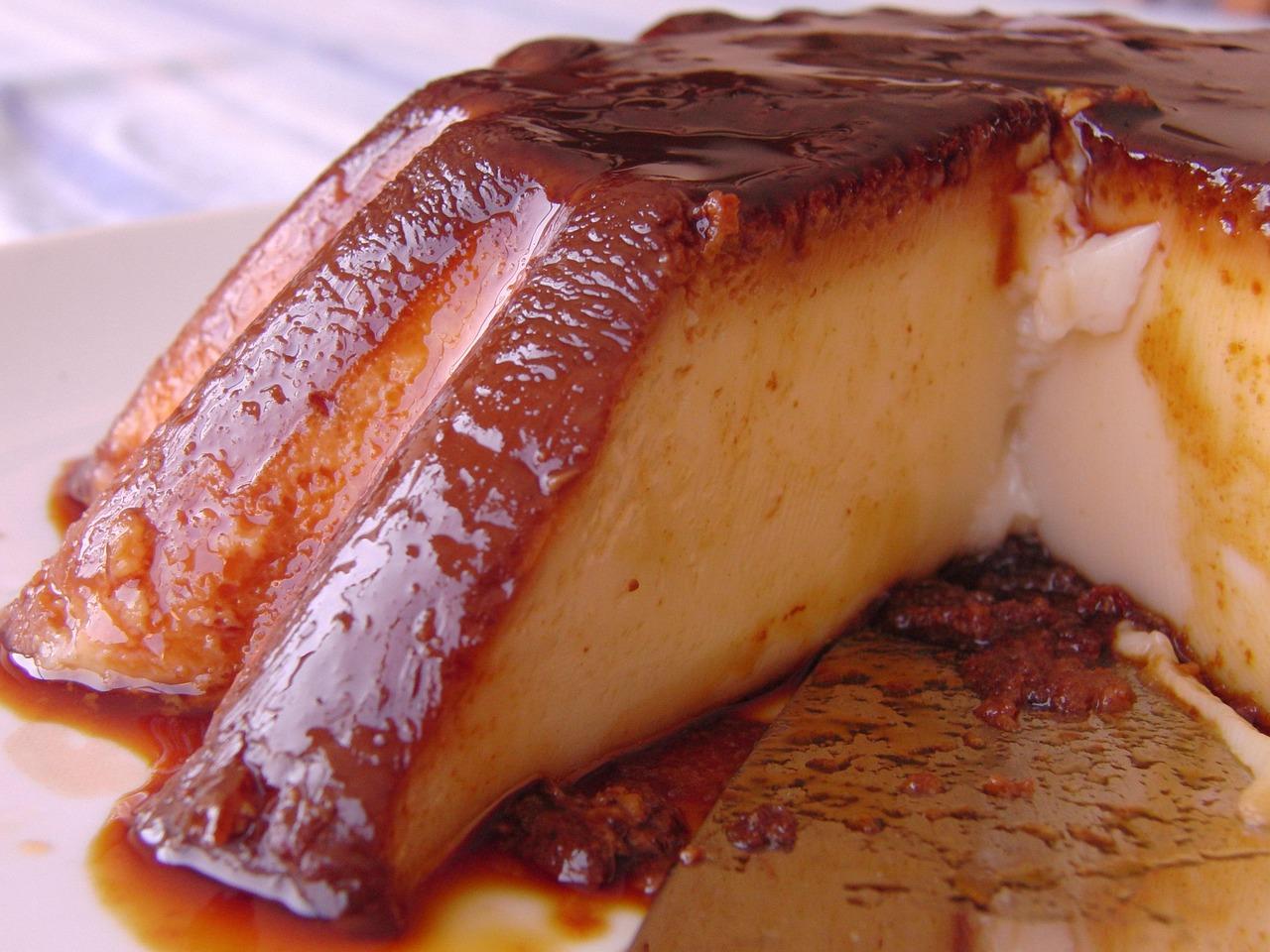 Kremowy flan podany w miseczce