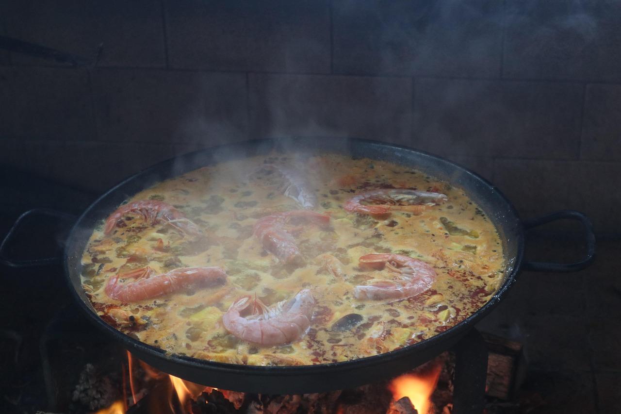 Fideuà podana z owocami morza