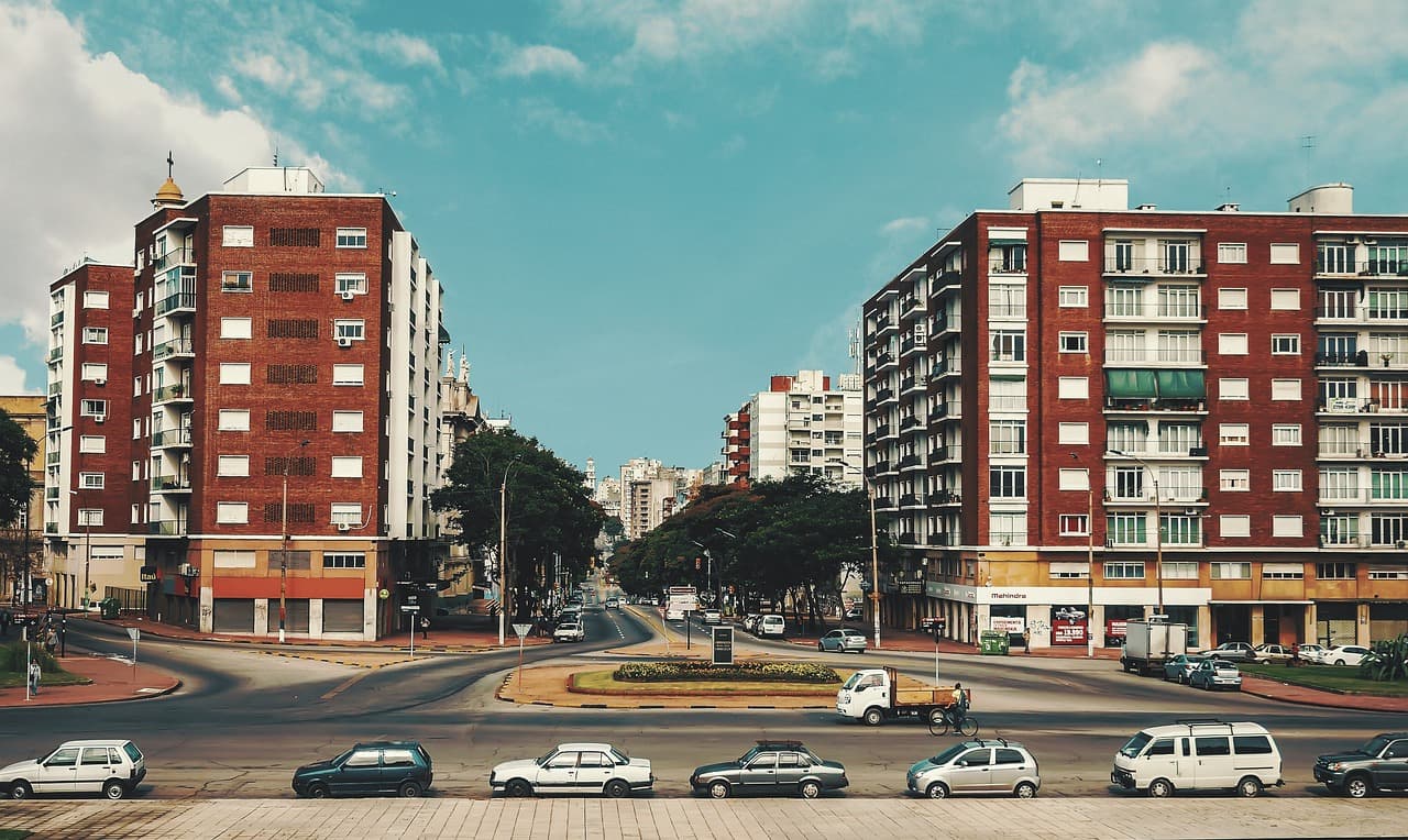 Montevideo: jak dojechać i gdzie spać — przejrzysty plan?