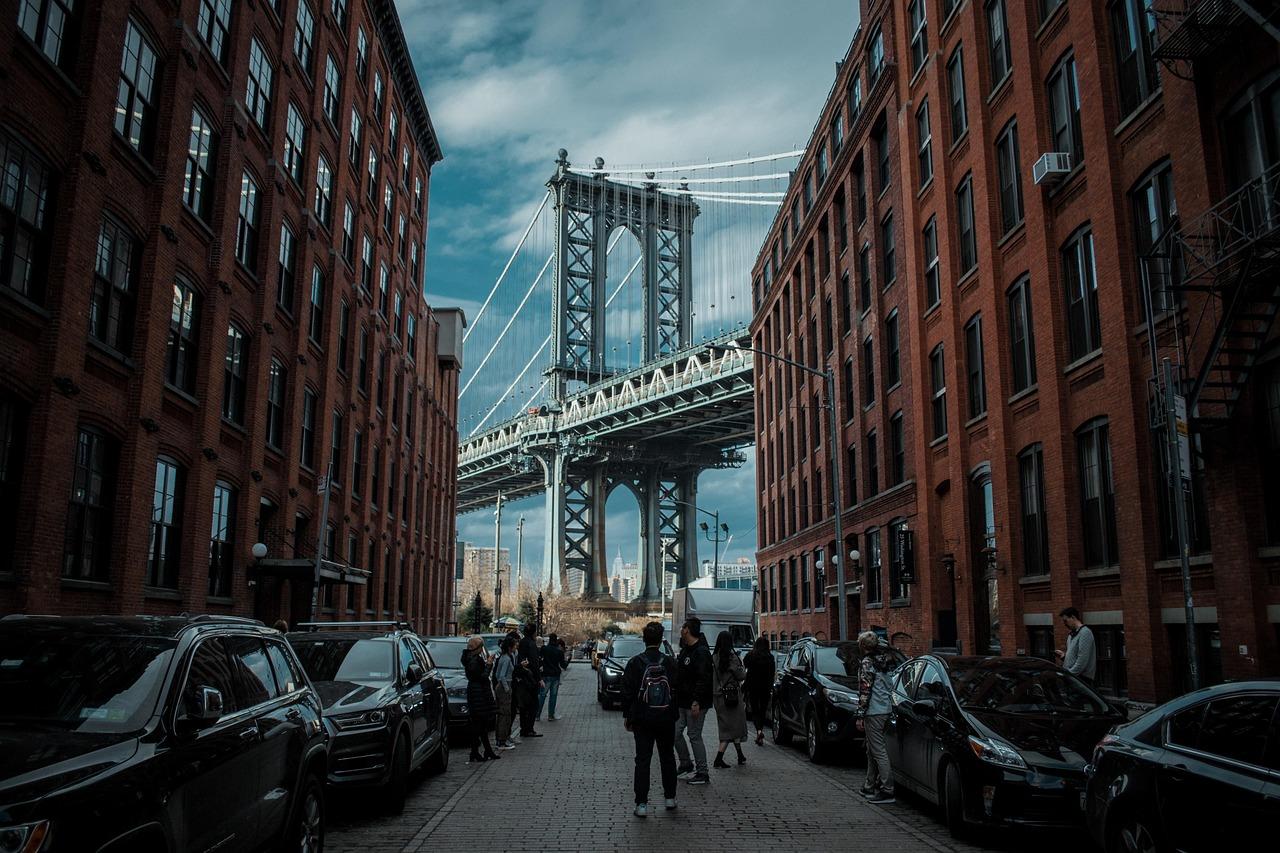 Widok z DUMBO na Manhattan z mostem Brooklińskim
