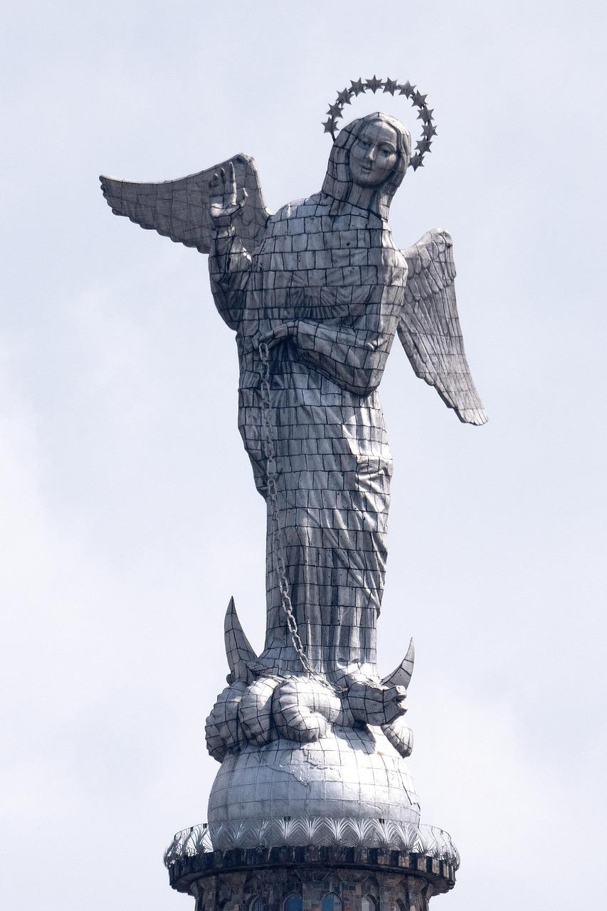 Widok na Stare Miasto w Quito z zabytkowymi budowlami
