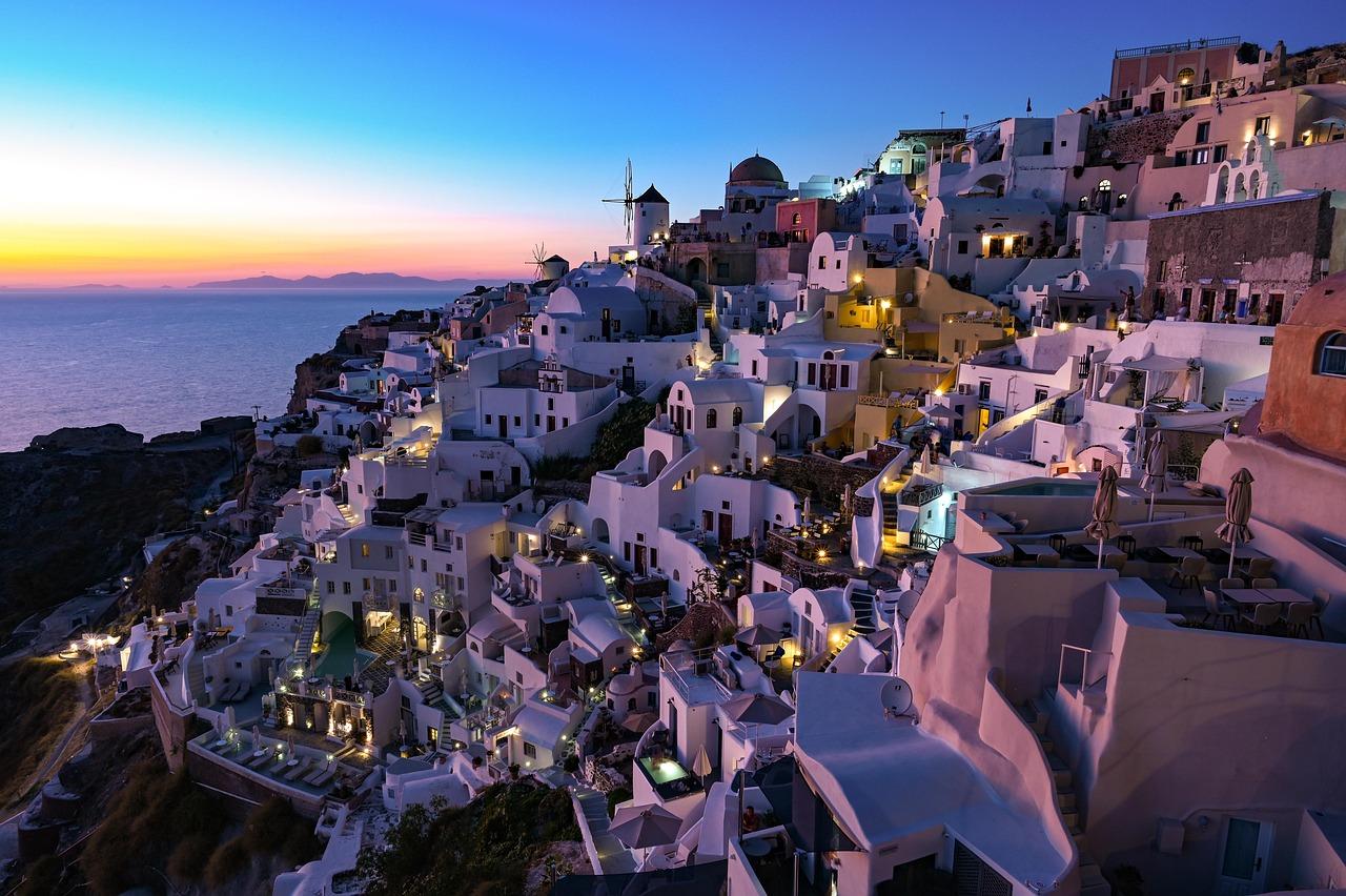 Romantyczny zachód słońca na Santorini
