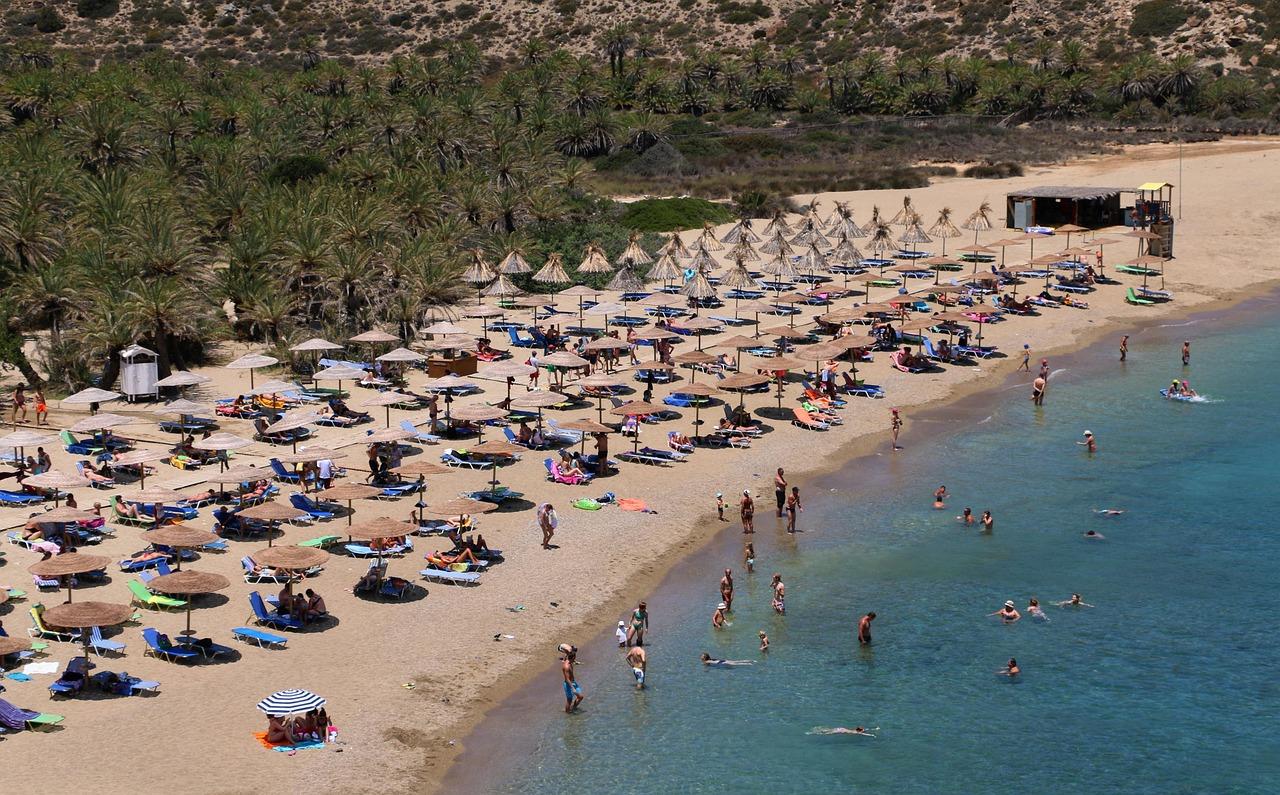 Plaża Vai z palmami i turkusową wodą