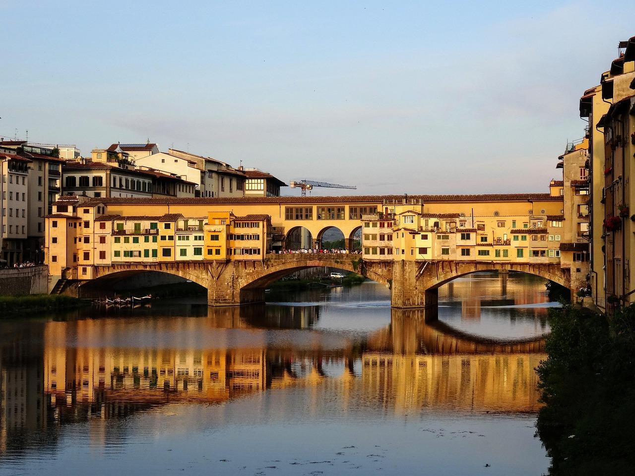 Widok z Ponte Vecchio na Arno