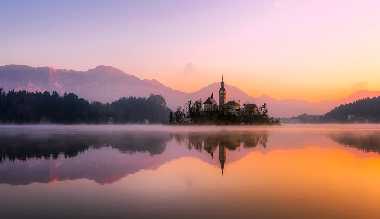 Wschód słońca nad Jeziorem Bled