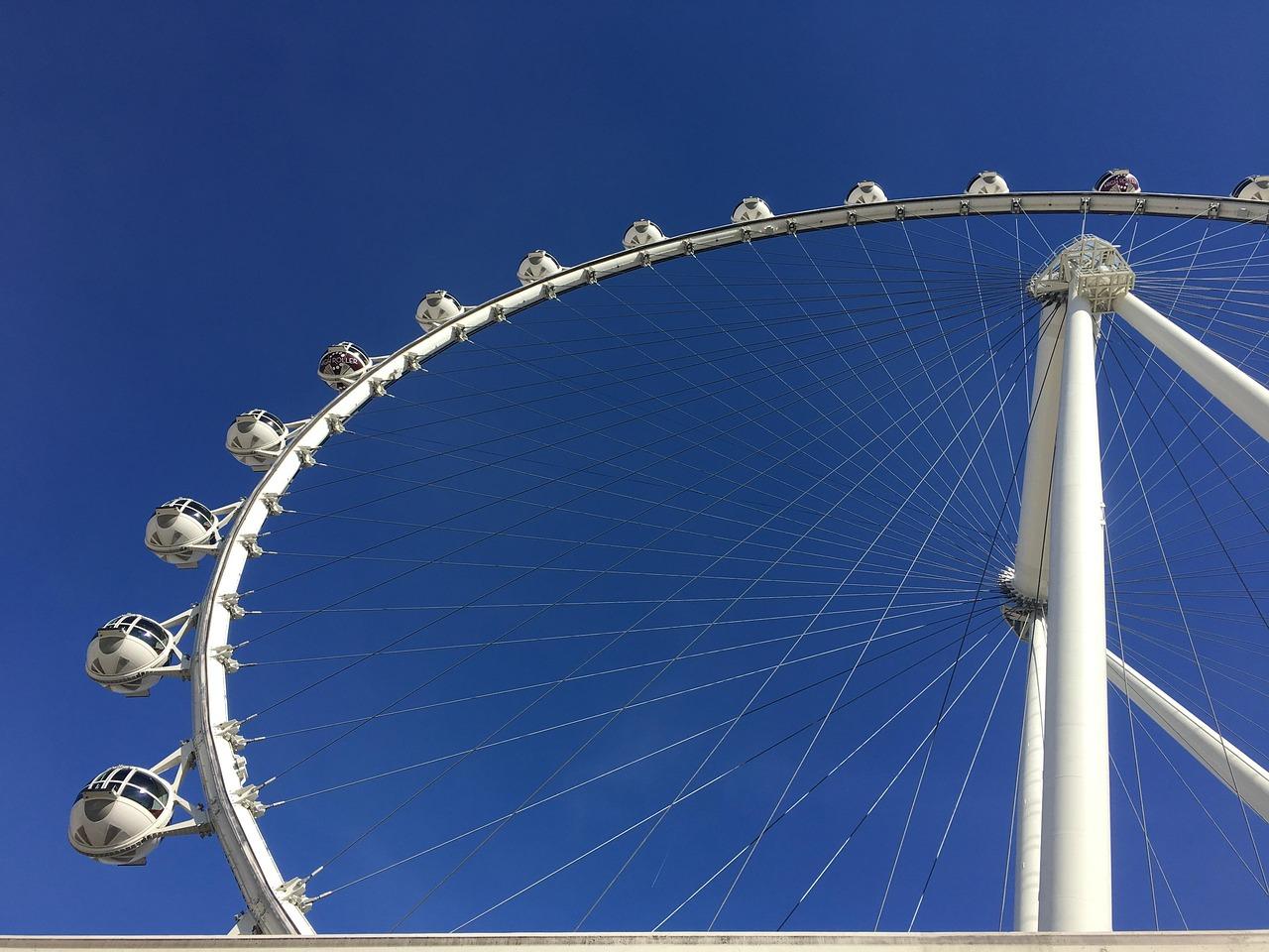 Widok na High Roller w Las Vegas w nocy