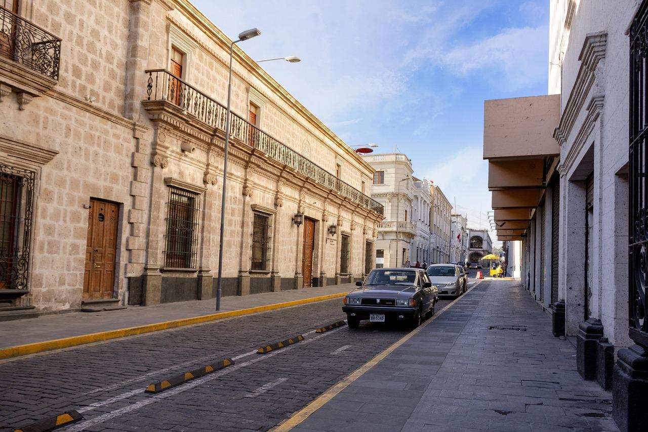 Turysta kosztujący lokalny street food w Arequipa