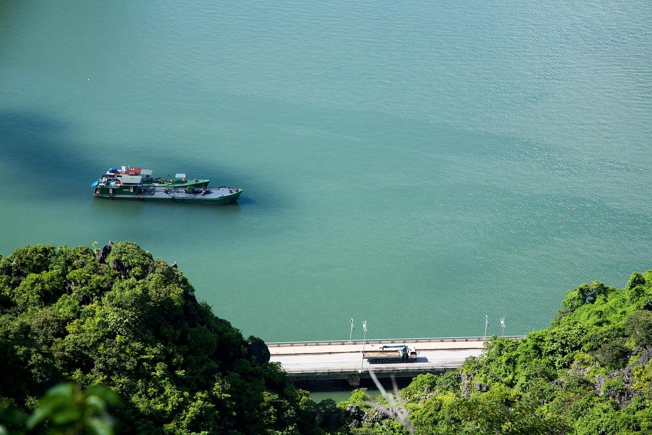 Krajobraz Zatoki Ha Long z łodzi