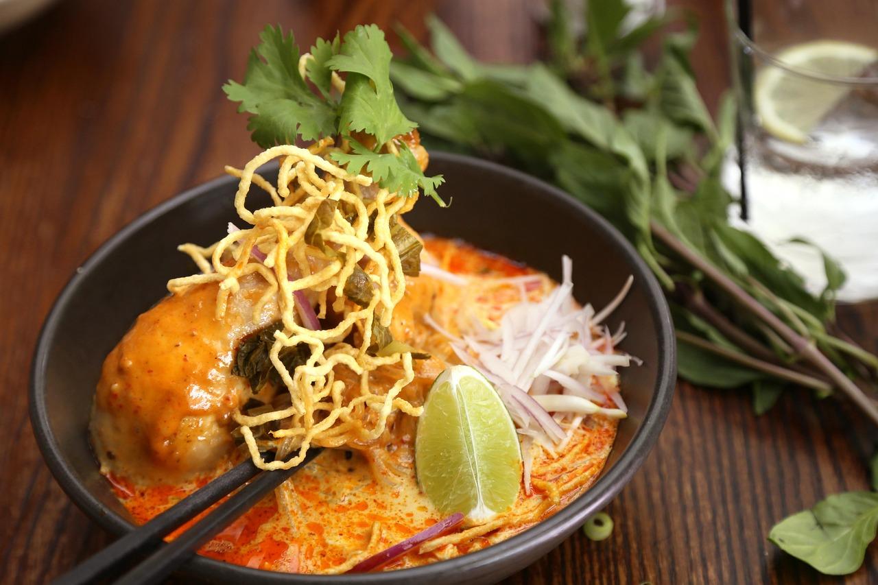 Potrawy z Khao Gaeng Shops