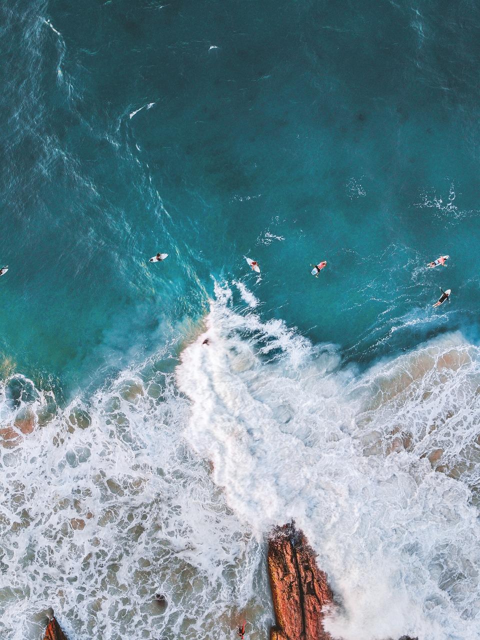 Plaża w Gold Coast z surferami