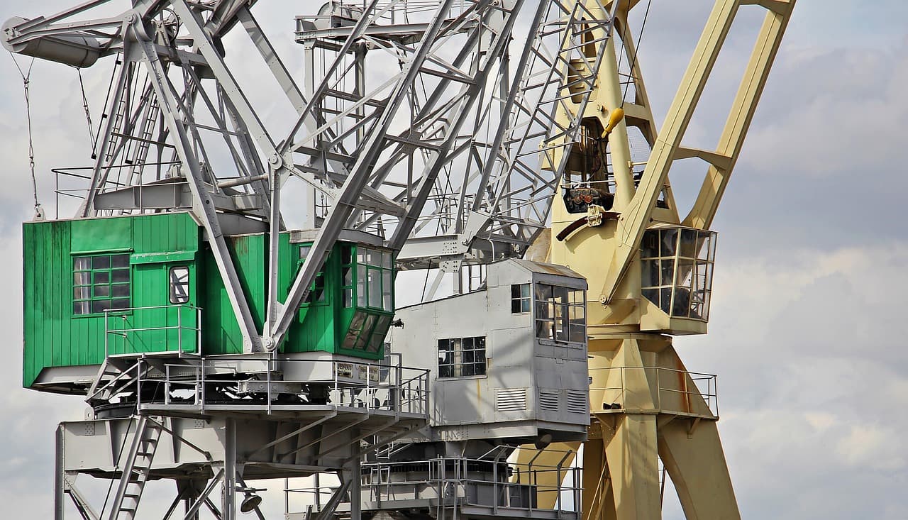 Port w Puerto Carti z cumującymi łodziami
