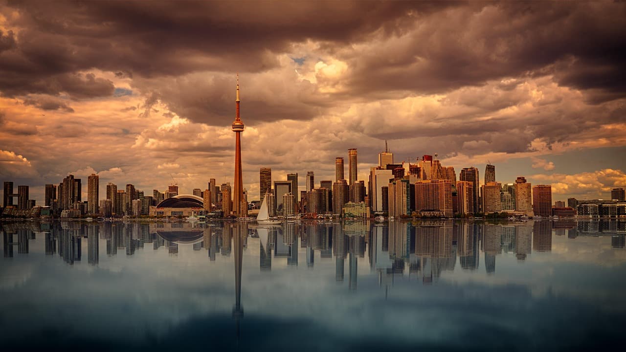 Widok na Toronto z Riverdale Park przy zachodzie słońca