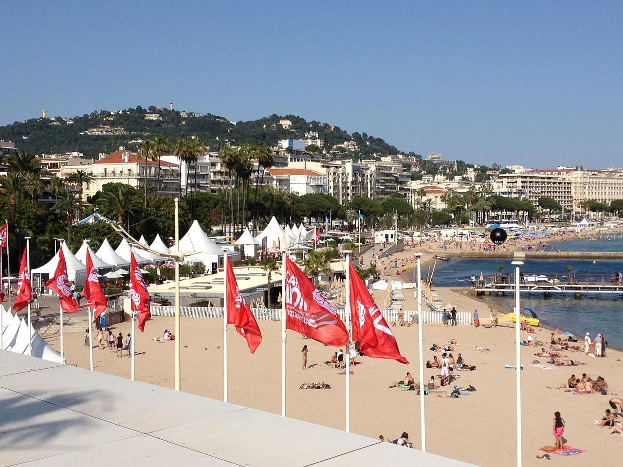 Widok na Cannes nocą