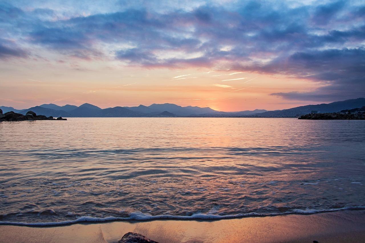 Piaszczysta plaża w Cannes