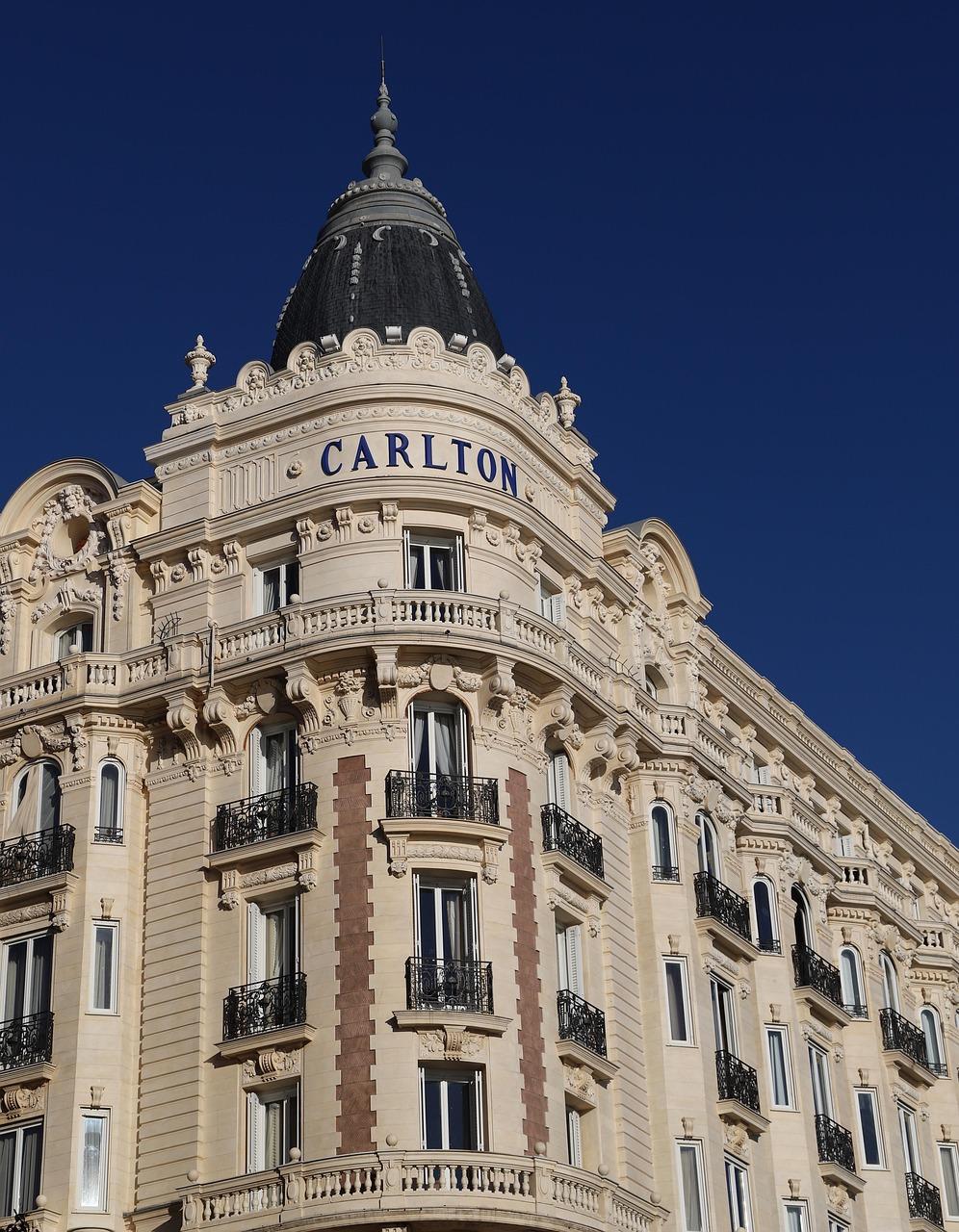 Cannes: jak dojechać i gdzie spać — przejrzysty plan?