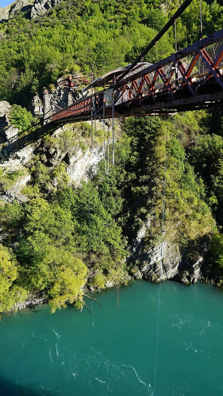 Osoba skacząca na bungee