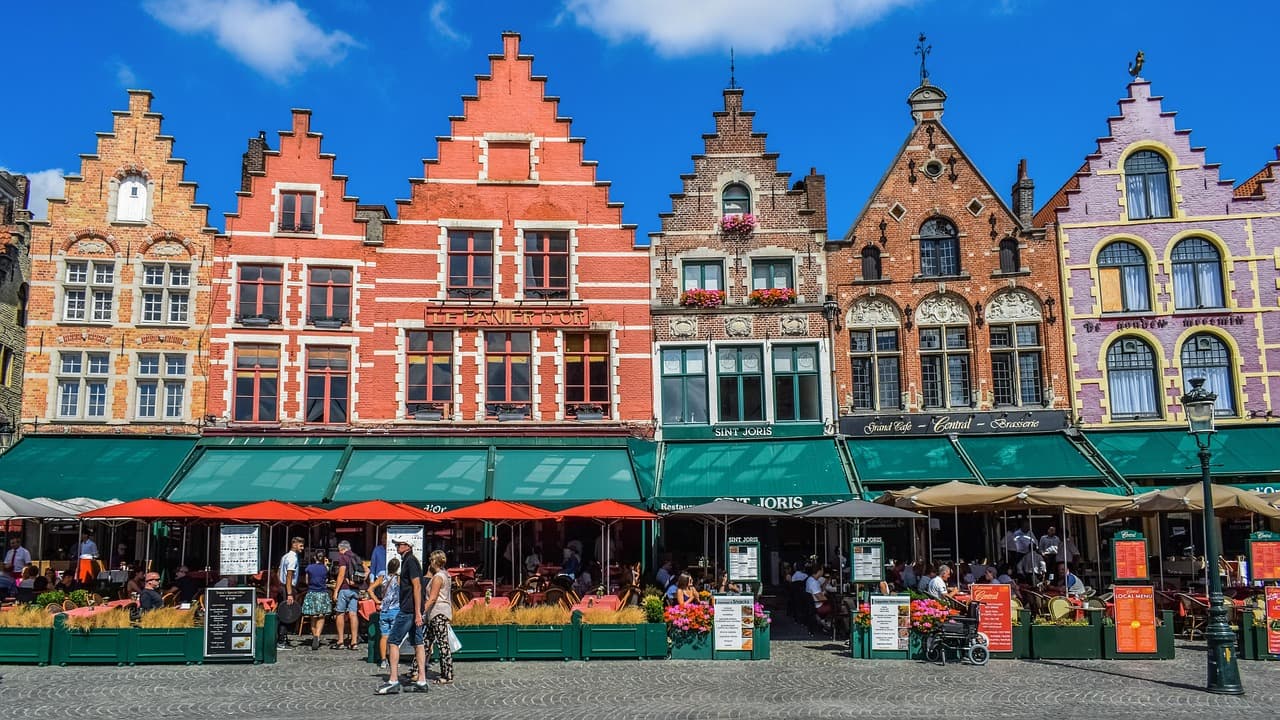 Detale gotyckiego ratusza na Grote Markt w Leuven