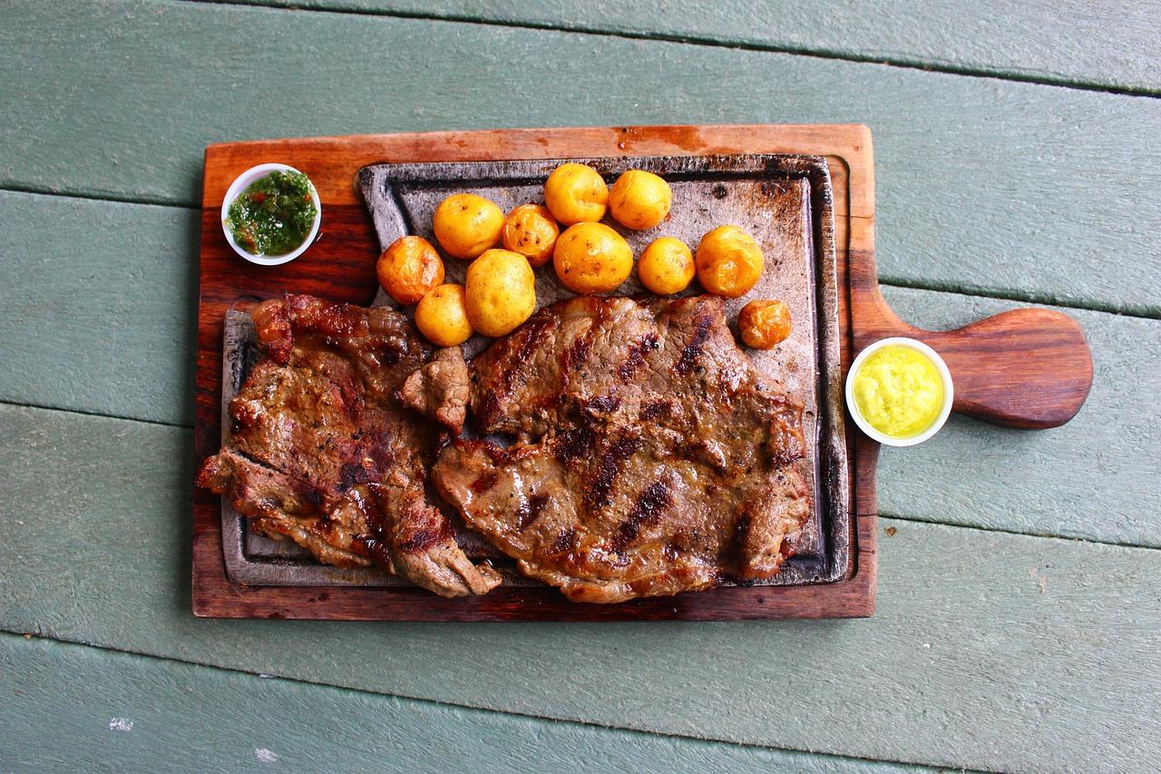 Typowe kolumbijskie jedzenie w restauracji