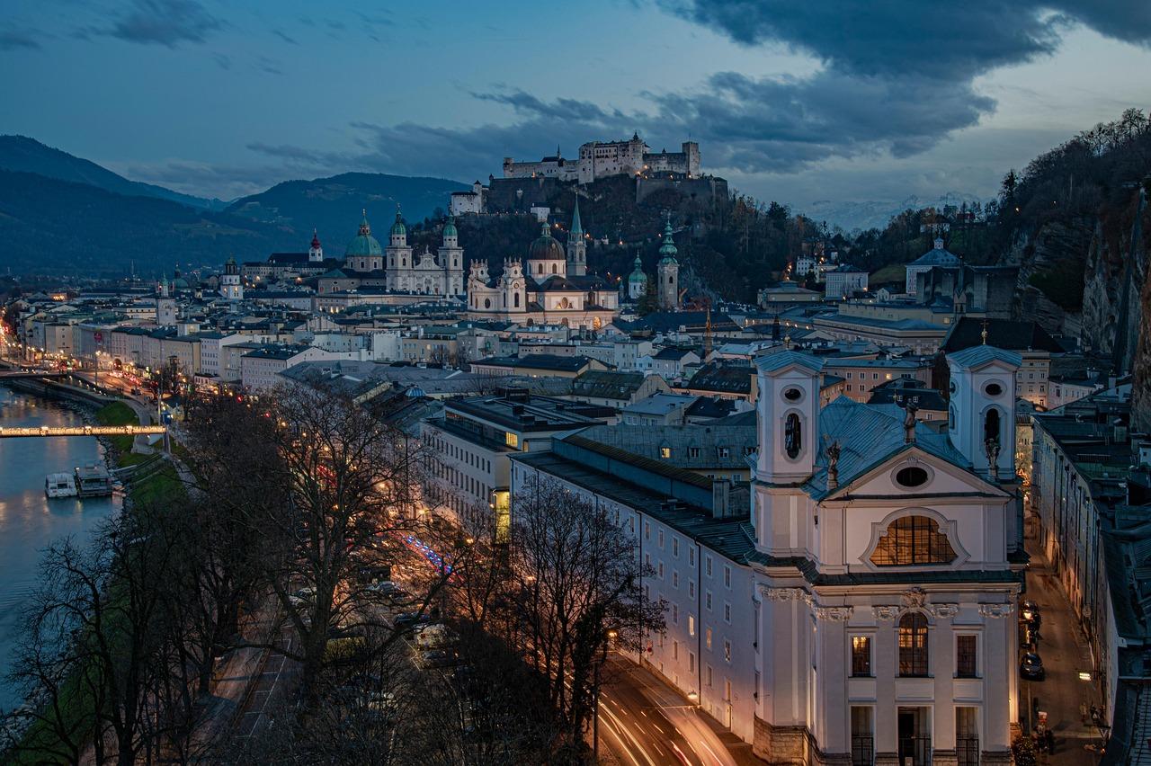 Widok na Hohensalzburg z panoramą miasta