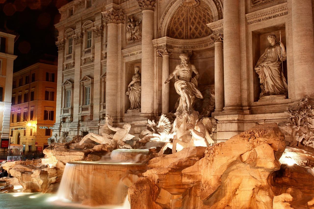 Fontanna di Trevi o zachodzie słońca