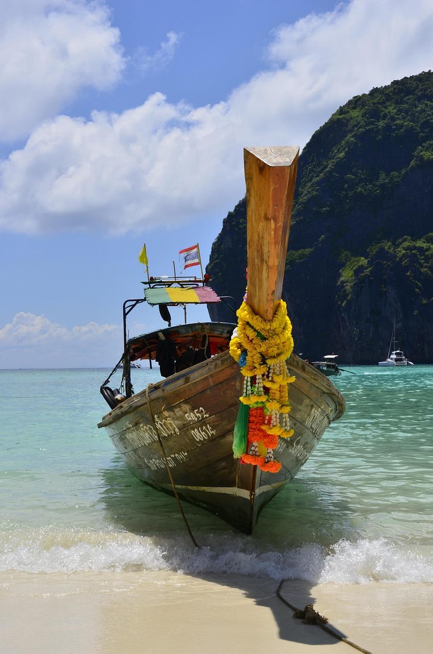 Widok na plażę w Krabi z palmami