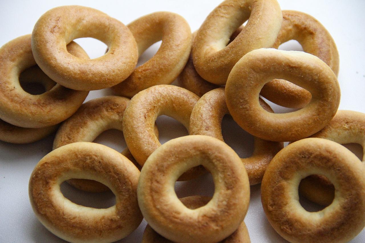 Bagle na talerzu z dodatkami