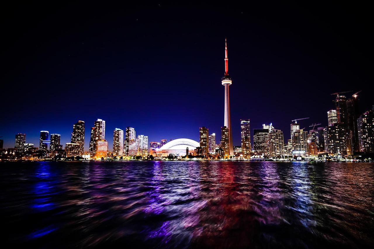 Toronto: jak dojechać i gdzie spać — przejrzysty plan?