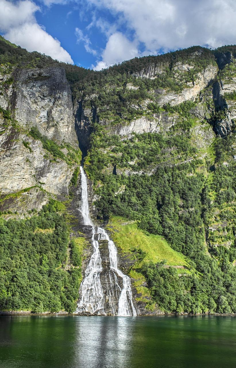 Fiord Geiranger z doskonałym widokiem na góry