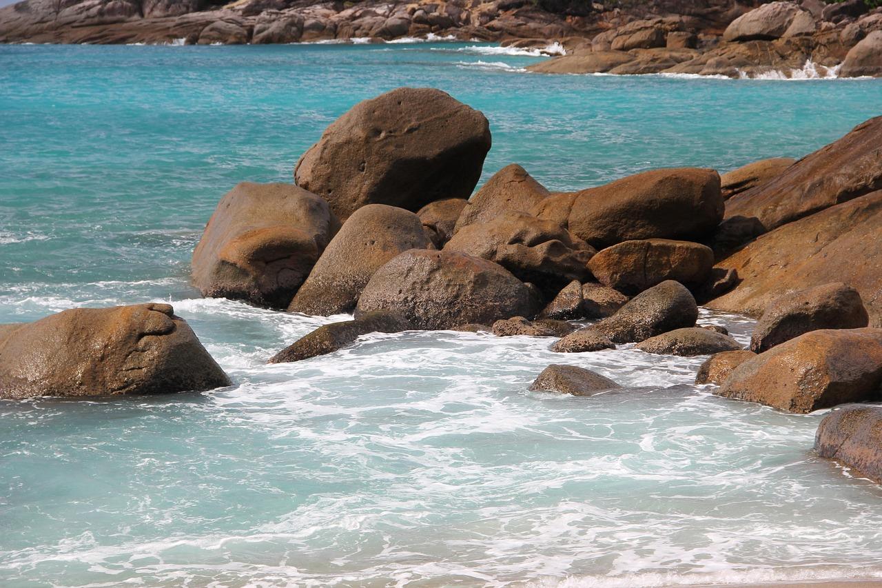 Samochód na tle krajobrazu wyspy Praslin