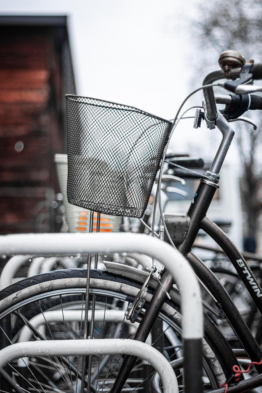 Ludzie jeżdżący na rowerach po ulicach Eindhoven
