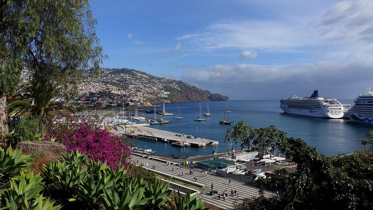 Funchal: jak dojechać i gdzie spać — przejrzysty plan?