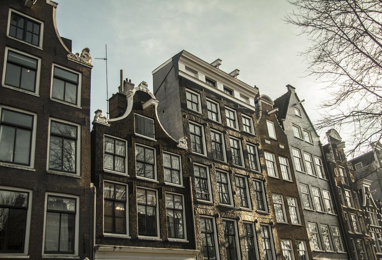 Amsterdam: jak dojechać i gdzie spać — przejrzysty plan?