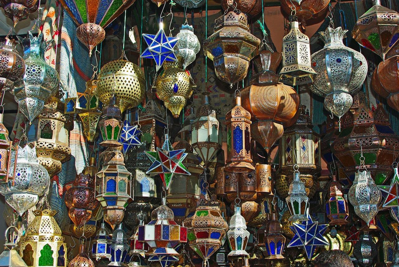Widok na Mutrah Souk z lokalnymi wyrobami