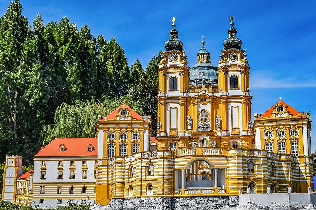 Widok na Mini-Europe z miniaturami znanych budowli